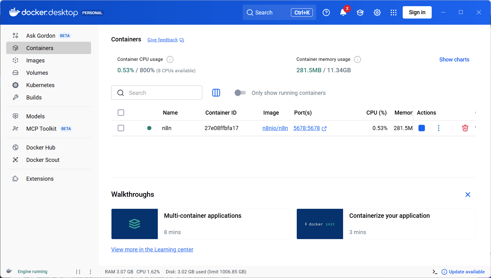 Docker Desktop Containers ekranında n8n konteynerinin çalıştığını ve 5678 portundan yayın yaptığını gösteren görünüm