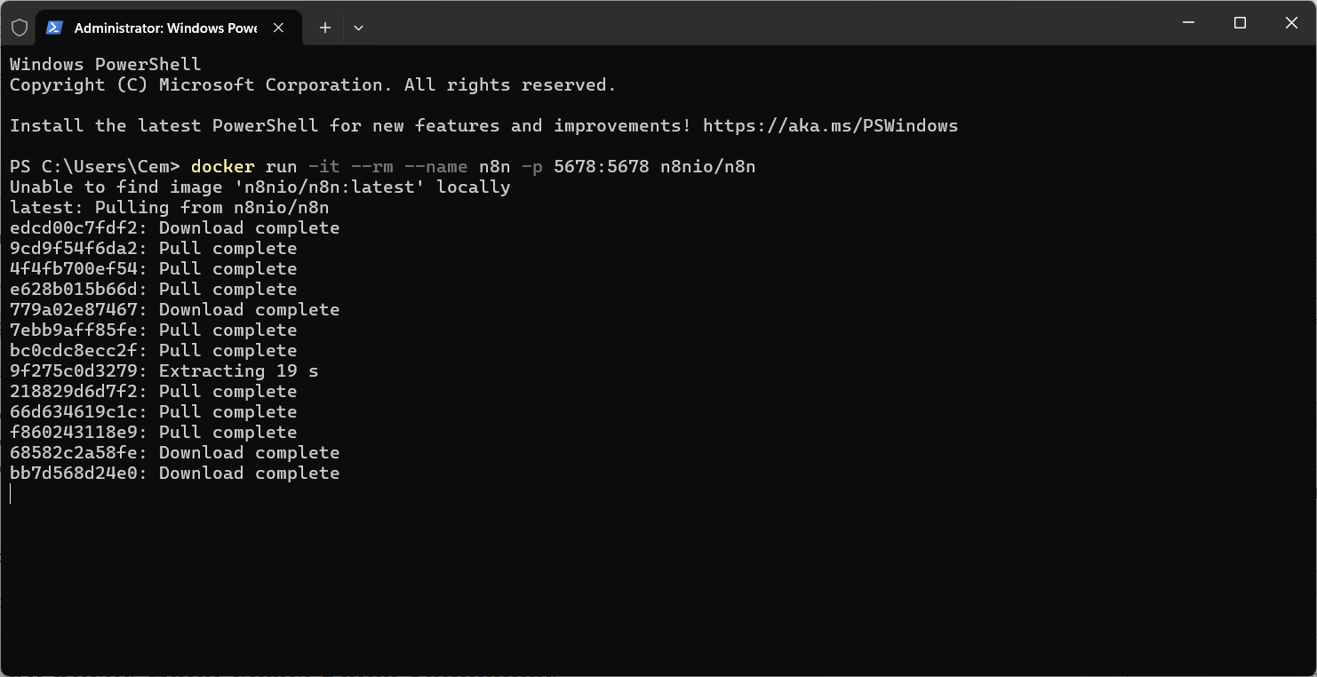 PowerShell üzerinden docker run komutuyla n8n imajının indirildiğini (pull complete) gösteren terminal ekranı